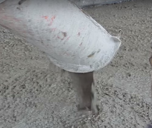Заливка доставленного бетона на объекте